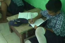 Tak Tahan Belajar Sambil Membungkuk, Para Siswa di SMP Ini Bikin Meja Sendiri