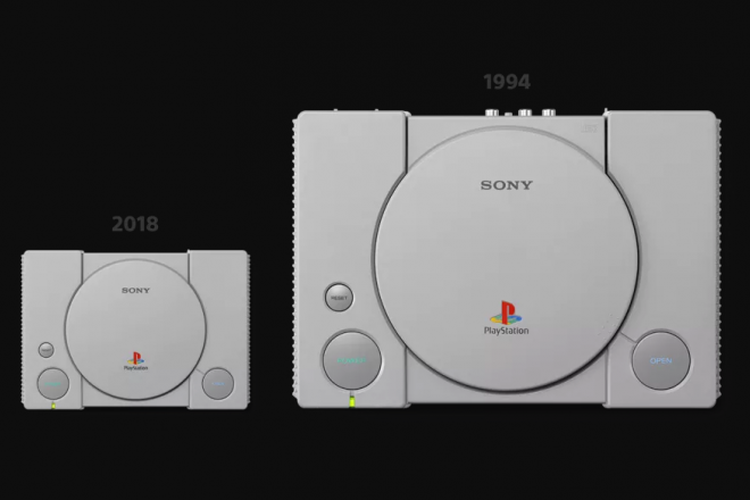 Perbandingan ukuran PS 1 yang rilis tahun 1994 (kanan) dan PS Classic mini yang rilis 2018 (kiri)