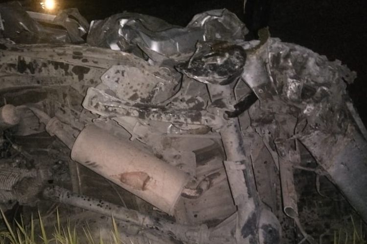 Kondisi kendaraan yang tertabrak kereta api perlintasan kereta tak berpalang di jalan Dusun Gondekan, Desa Jabon, Kecamatan Jombang, Kabupaten Jombang, Jawa Timur, Sabtu (29/7/2023) malam.