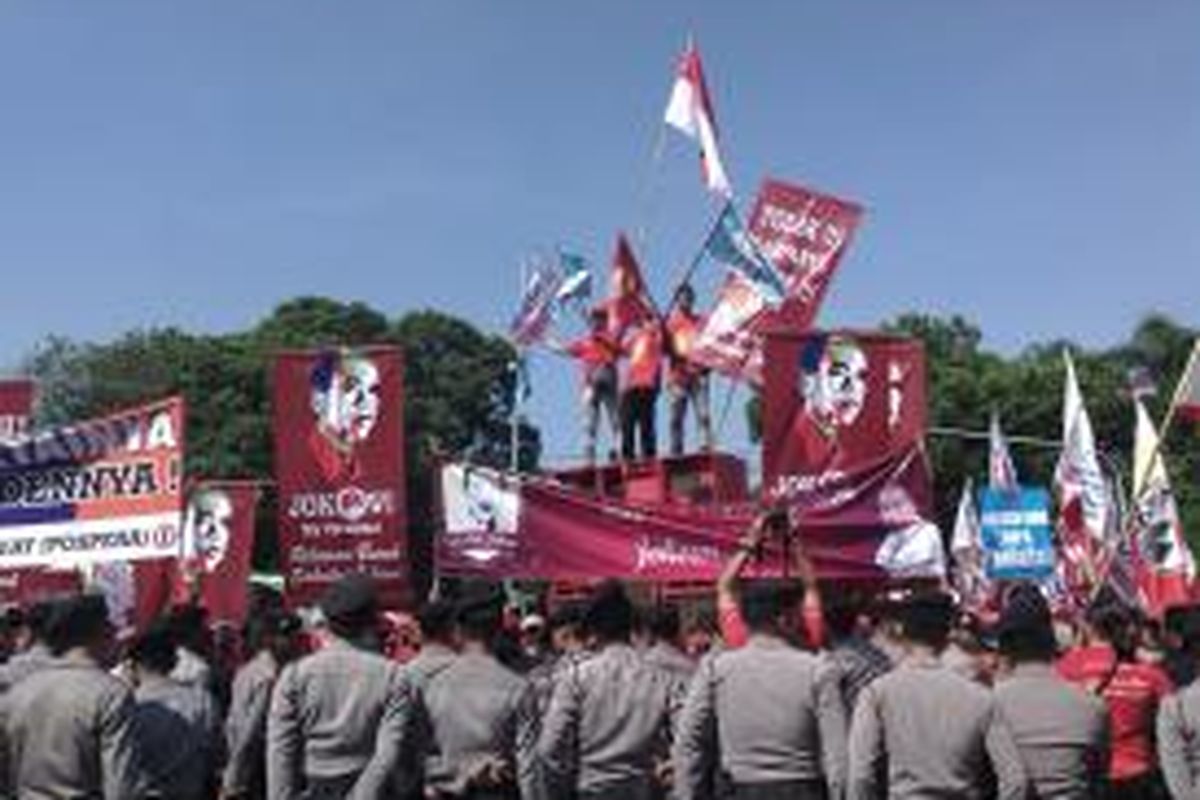 Para pendukung Jokowi-JK melakukan aksi di depan KPU untuk mengawal pengambilan nomor urut untuk Pemilu Presiden 2014, di depan Gedung Komisi Pemilihan Umum, Jalan Imam Bonjol, Jakarta Pusat, Minggu (1/6/2014)