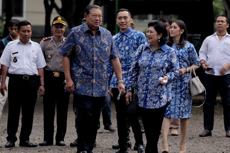 Ketua Umum Partai Demokrat Susilo Bambang Yudhoyono (tiga kiri) didampingi Ani Yudhoyono (tiga kanan), Ketua Fraksi Partai Demokrat Edhie Baskoro Yudhoyono (tengah) dan Siti Ruby Aliya Rajasa (dua kanan), tiba di TPS 06 Nagrak, Gunung Putri, Kabupaten Bogor, Jawa Barat, Rabu (27/6/2018). Mereka memberikan suara dalam Pilkada Jawa Barat 2018.