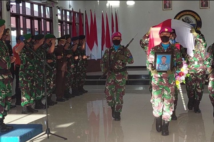 Danrem 172/Praja Wira Yakthi, Brigjen TNI Izak Pangemanan memimpin upacara pelepasan Jenazah almarhum Praka Mar Anumerta Dwi Miftachul Achyar, di Aula Kantor Perwakilan Lanal Timika, Minggu (24/4/2022).