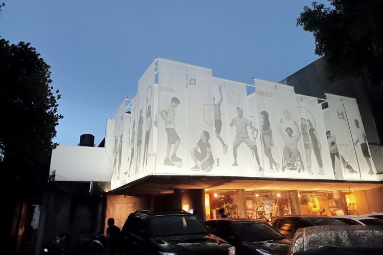 Karya Instalasi Bersama di Dia.Lo.Gue artspace di Kemang, Jakarta Selatan diciptakan oleh tiga kreator yaitu Pendiri dan Desainer Grafis LeBoYe Hermawan Tanzil, Pendiri dan Arsitek d'assosicates Gregorius Supie Yolodi, serta Fotografer dan Pemilik Studio The Leonardi Indra Leonardi.