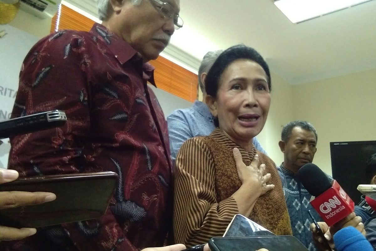 Korban nasabah Jiwasraya Ida Tumota memberikan keterangan persnya usai melakukan pertemuan tertutup di Gedung Otoritas Jasa Keuangan, Jakarta, Rabu (12/2/2020).