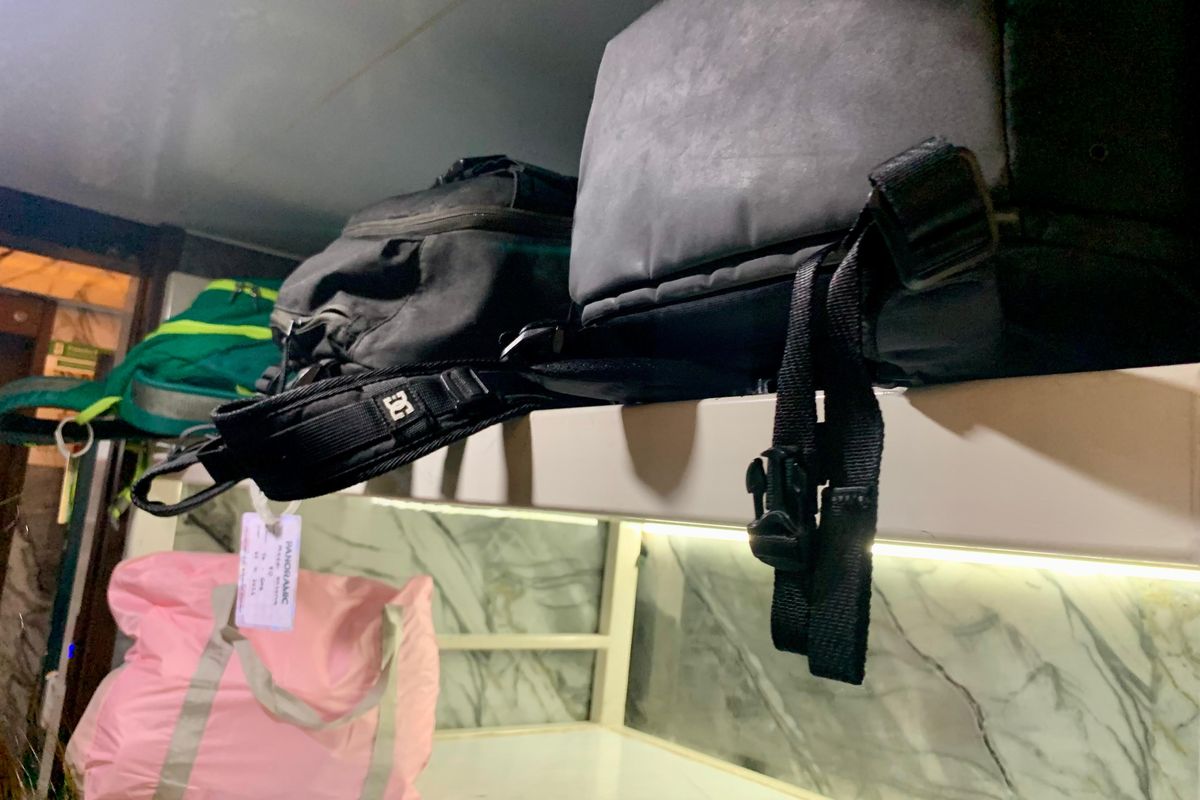 Tak Ada Rak Bagasi di Atas Kursi, Ini Cara Menyimpan Koper di Kereta ...