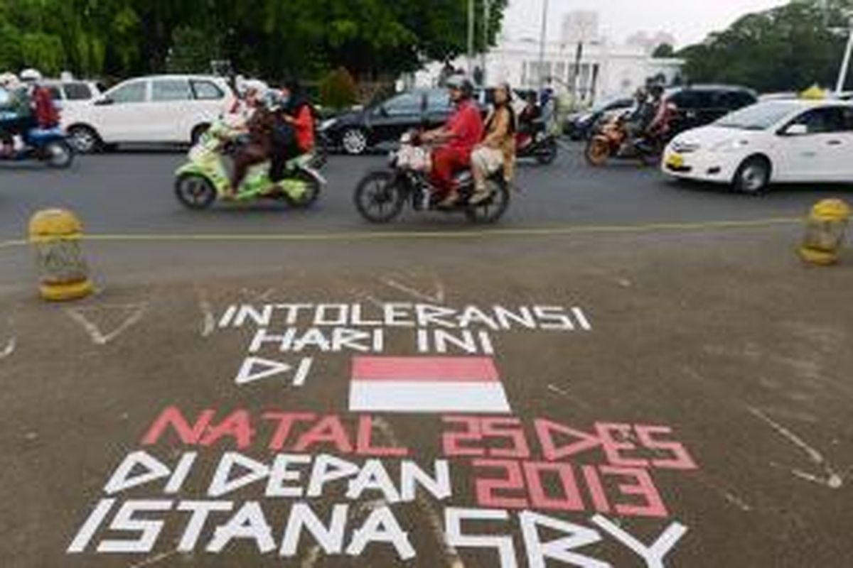 Jemaat Gereja Yasmin dan HKBP Filadelfia kembali menggelar ibadah di depan Istana Merdeka, Jakarta, Rabu (25/12/2013) karena kasus pembangunan gereja yang tidak kunjung selesai.