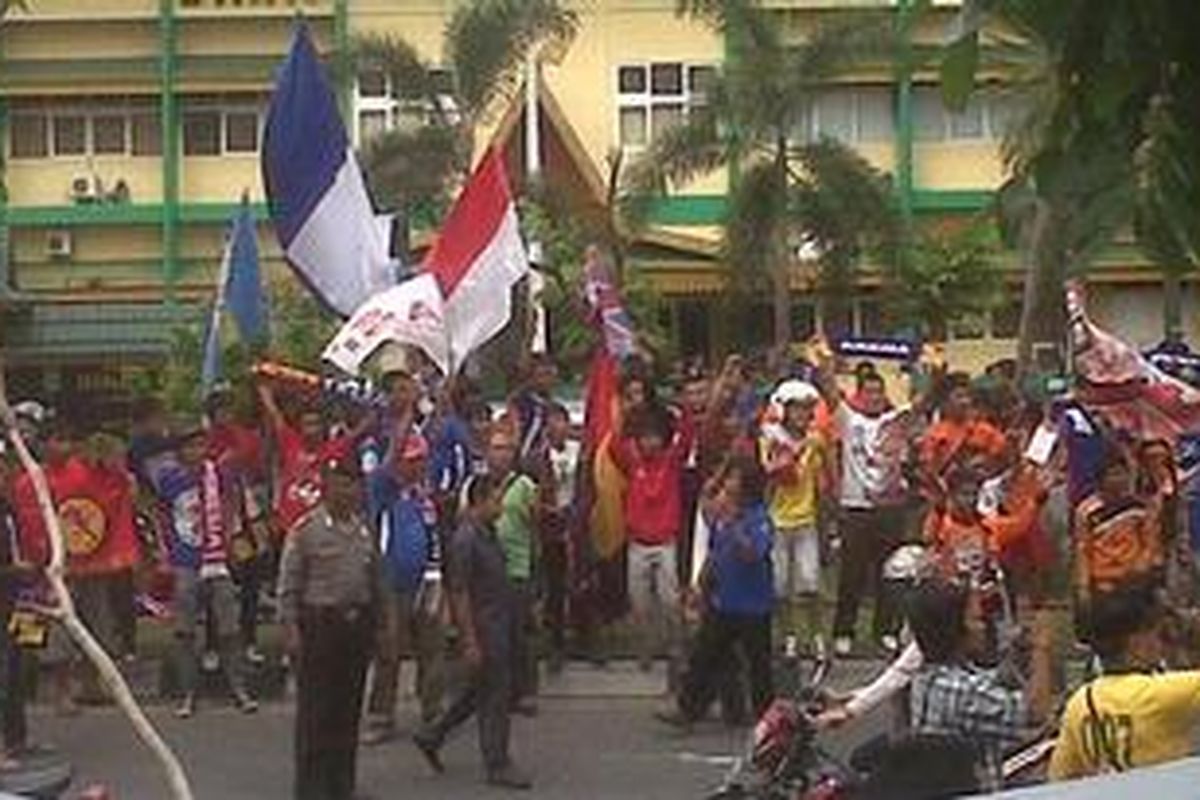 Sejumlah Suporter melakukan aksi unjuk rasa menuntut revolusi PSSI di depan Hotel the Premier, Pekanbaru, Sabtu (26/3/2011).