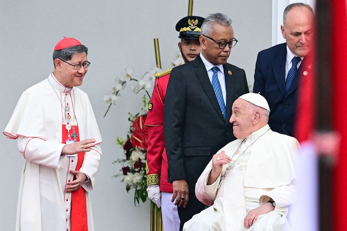 Paus Fransiskus (kedua dari kanan) saat menyapa Kardinal Luis Antonio Tagle asal Filipina (kiri) dalam acara sambutan di Istana Negara, Jakarta, Indonesia, 4 September 2024,