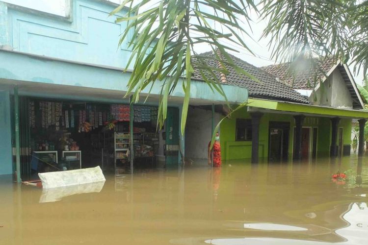 Rumah warga terendam banjir di Kecamatan Tempurejo, Kabupaten Jember, Kamis (14/1/2021). 