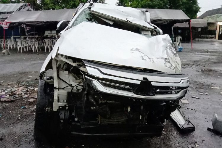 Kondisi kendaraan yang ditumpangi keluarga Vanessa Angel, setelah mengalami kecelakaan tunggal di (Km) 672+300 jalur A ruas Tol Jombang arah Mojokerto.