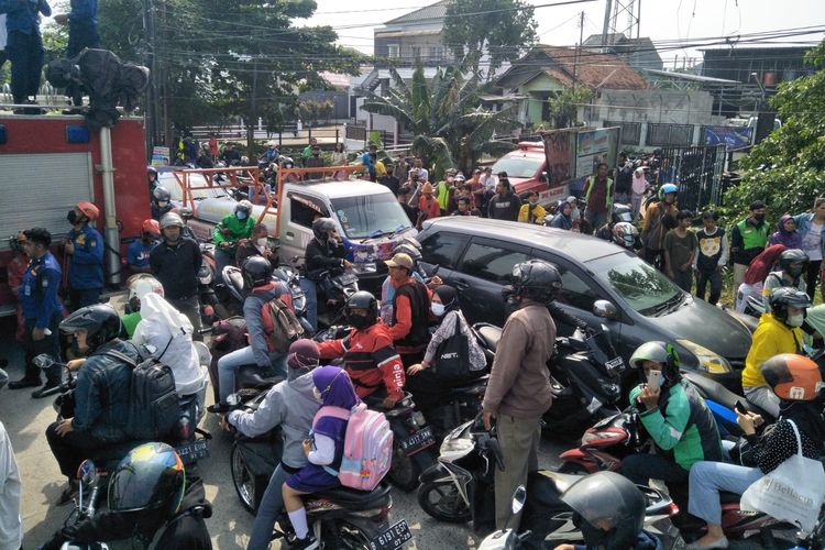 Sebuah mobil tertabrak KRL di perlintasan kereta antara Stasiun Depok dan Citayam, Rabu (20/4/2022).  Jalan Rawa Geni macet total akibat kejadian itu. 