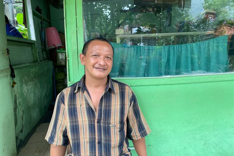 Pemilik Warteg Sinta bernama Syarifudin (43) saat ditemui Kompas.com di Jalan AUP, Pasar Minggu, Jakarta Selatan, Rabu (28/2/2024).