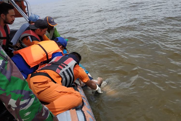Tim Basarnas, kepolisian dan TNI mengevakuasi jasad nelayan yang tersambar petir di laut di Desa Sungai Laut, Kecamatan Tanah Merah, Kabupaten Indragiri Hilir, Riau, Kamis (16/5/2019).