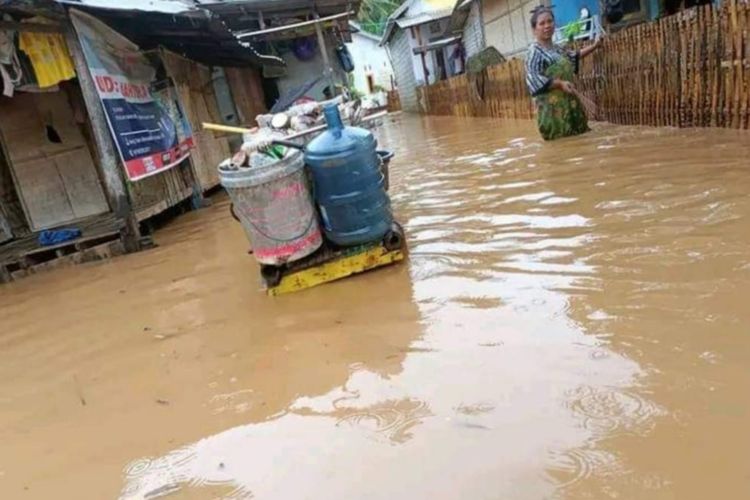 Suasana banjir di Dusun Awang, Desa Mertak, Lombok Tengah Jum'at (23/12/2022)