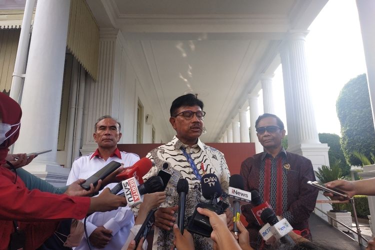 Menkominfo Johnny G Plate saat memberikan keterangan pers bersama Kepala BSSN Hinsa Siburian dan Menko Polhukam Mahfud MD di Istana Kepresidenan, Senin (12/9/2022).