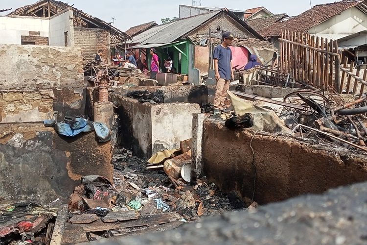 Sebanyak 9 unit mobil pemadam kebakaran diterjunkan untuk memadamkan api yang melahap pemukiman warga di Kampung Kebon Kalapa, Desa Sukamenak, Kecamatan Margahayu, Kabupaten Bandung, Jawa Barat, pada Senin (6/2/2023).Mobil pemadam kebakaran kesulitan untuk memasuki pemukiman warga tersebut, lantaran lokasi tersebut sangat padat penduduk.