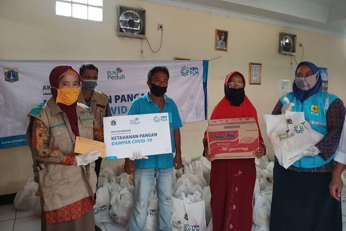 Yayasan Baitul Maal (YBM) bersama PLN Peduli menyalurkan bantuan berupa sembako untuk menjaga ketahanan pangan warga DKI Jakarta di tengah pandemi Covid-19