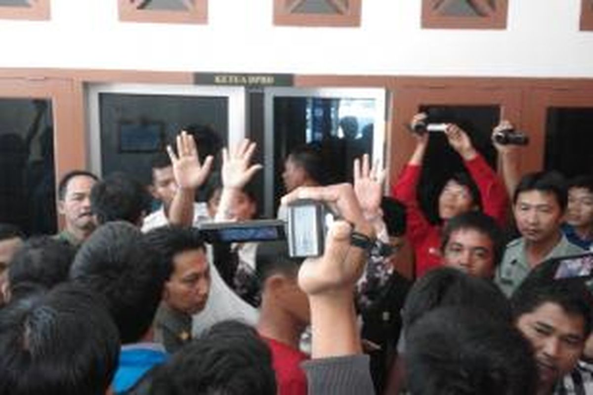 Perwakilan mahasiswa menerobos ruangan Ketua DPRD Kota Bengkulu dan terlibat bentrok dengan keamanan DPRD setempat