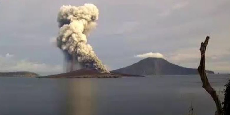 Terjadi erupsi G. Anak Krakatau pada hari Jumat, 04 Februari 2022, pukul 17:07 WIB dengan tinggi kolom abu teramati ± 1000 m di atas puncak.