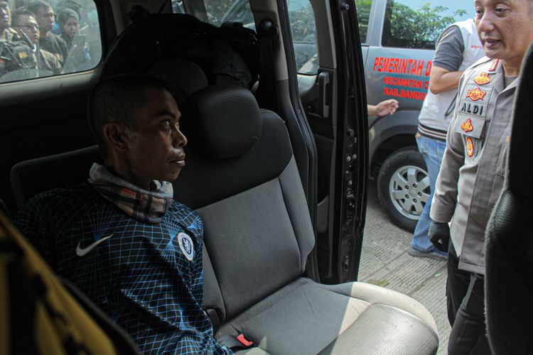 Ijal, seorang tukang kebun sekaligus pelaku pembunuhan Didi Hartanto (42) saat diinterogasi polisi di Perumahan Bumi Citra Indah I, Desa Pataruman, Kecamatan Cihampelas, Kabupaten Bandung Barat (KBB), Jawa Barat, Selasa (16/4/2204).