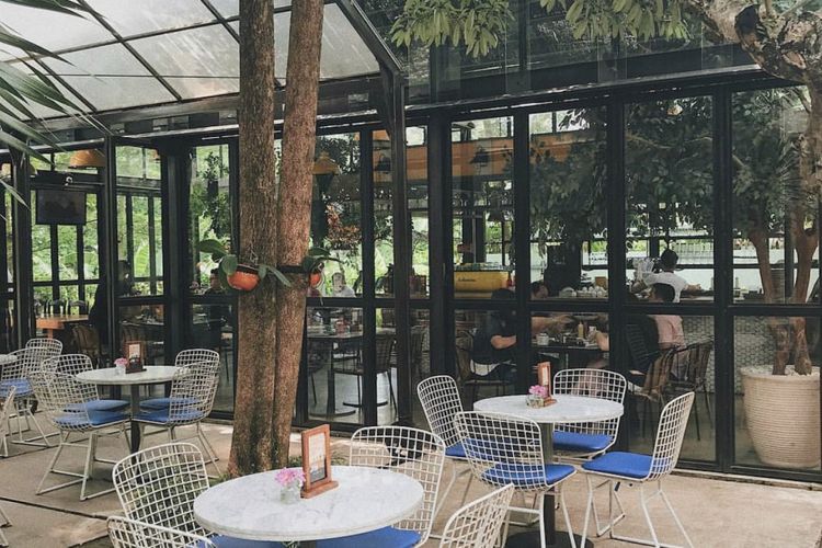 Resto dengan konsep semi outdoor ini menyediakan dua tempat, yakni rumah kaca dan rumah vintage.