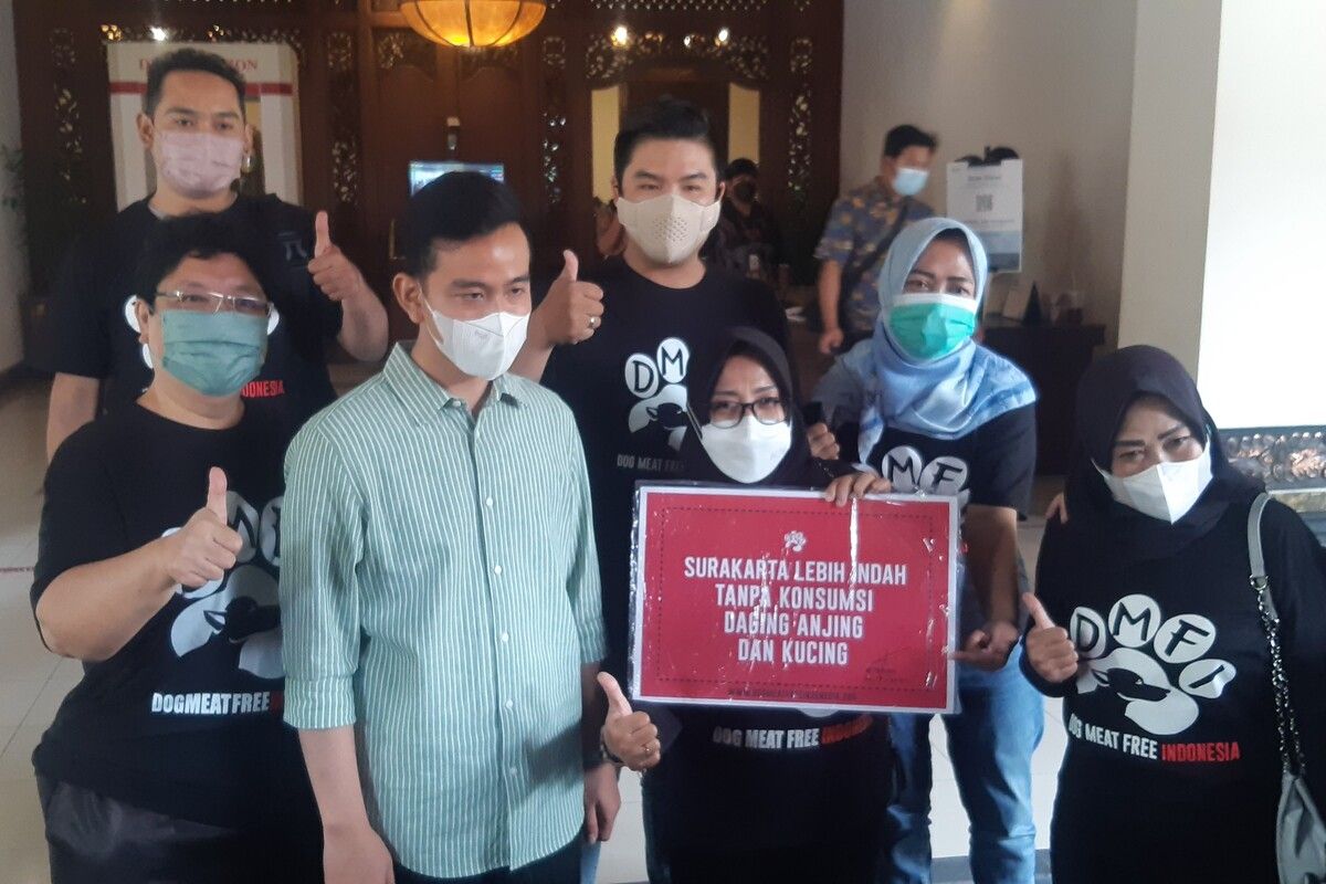 Koalisi Dog Meat Free Indonesia (DMFI) atau komunitas pecinta anjing menemui Wali Kota Solo Gibran Rakabuming Raka di kantornya Balai Kota Solo, Jawa Tengah, Rabu (21/9/2022).