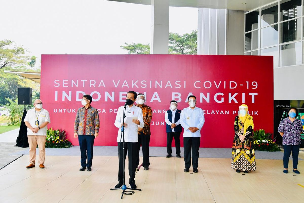  President Joko Widodo visits the mass Covid-19 vaccination at the University of Indonesia Hospital, Depok, West Java on Wednesday (9/6/2021),