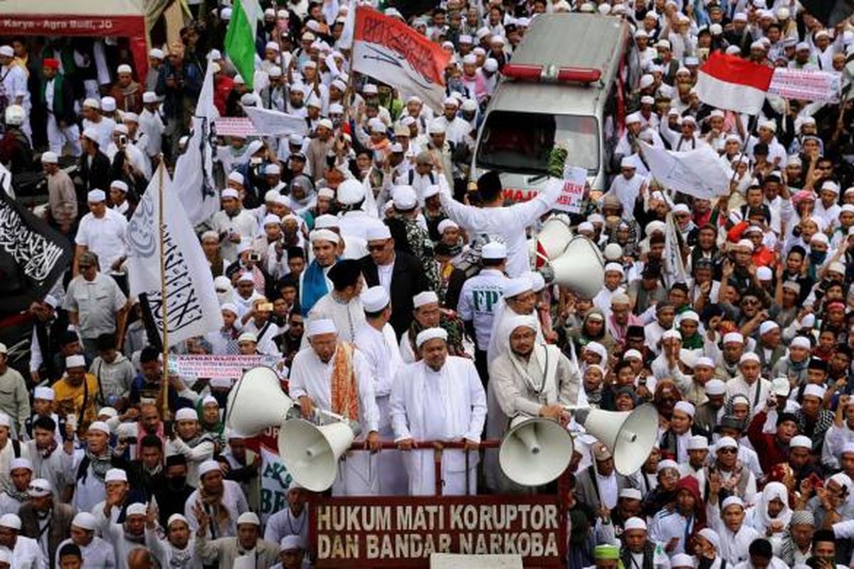 Massa Front Pembela Islam melakukan longmarch dari Masjid Al-Azhar menuju ke Mabes Polri di Jakarta Selatan, Senin (16/1/2017). Mereka menuntut agar Kapolri Jenderal Pol Tito Karnavian mencopot Kapolda Jawa Barat Irjen Anton Charliyan dari jabatannya karena dianggap membiarkan pecahnya kerusuhan antara FPI dan LSM GMBI di Bandung, Jawa Barat pada pekan lalu.