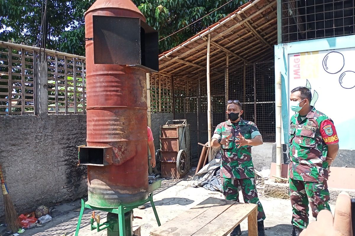 Warga Kampung Citepus memanfaatkan alat pemusnahan sampah yang merupakan fasilitas dari Satgas Citarum Harum Sektor 7. Alat tersebut menjadi pilihan lantaran masih buruknya pengelolaan sampah di Kabupaten Bandung