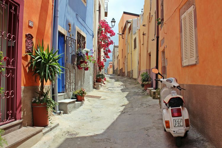 Simak aturan baru di Pulau Capri, Italia. Mulai dari pembatasan grup tur hingga denda bagi pedagang yang agresif di jalan.