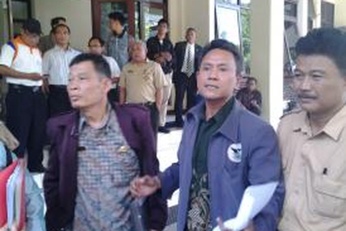 Deden Suhendi bersama rekan guru lainnya seusai mengikuti sidang gugatab di Pengadilan Tata Usaha Negara, Pulo Gebang, Jakarta Timur, Rabu (23/8/2014).