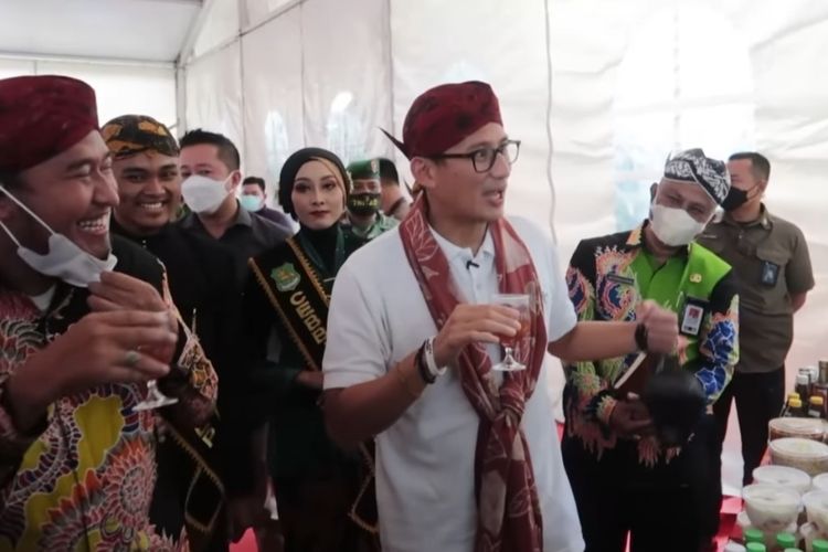 Menteri Pariwisata dan Ekonomi Kreatif Sandiaga Uno saat mengunjungi stand makanan di area Kantor Bupati Sumenep, Selasa (24/5/2022). 