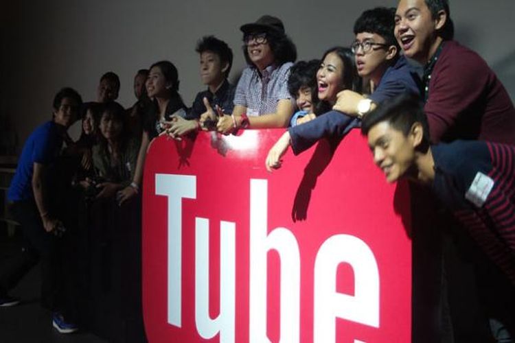 Para Youtuber berpose pada salah satu sudut di acara Youtube Happy Hour Jakarta, Jumat (26/12/2014).