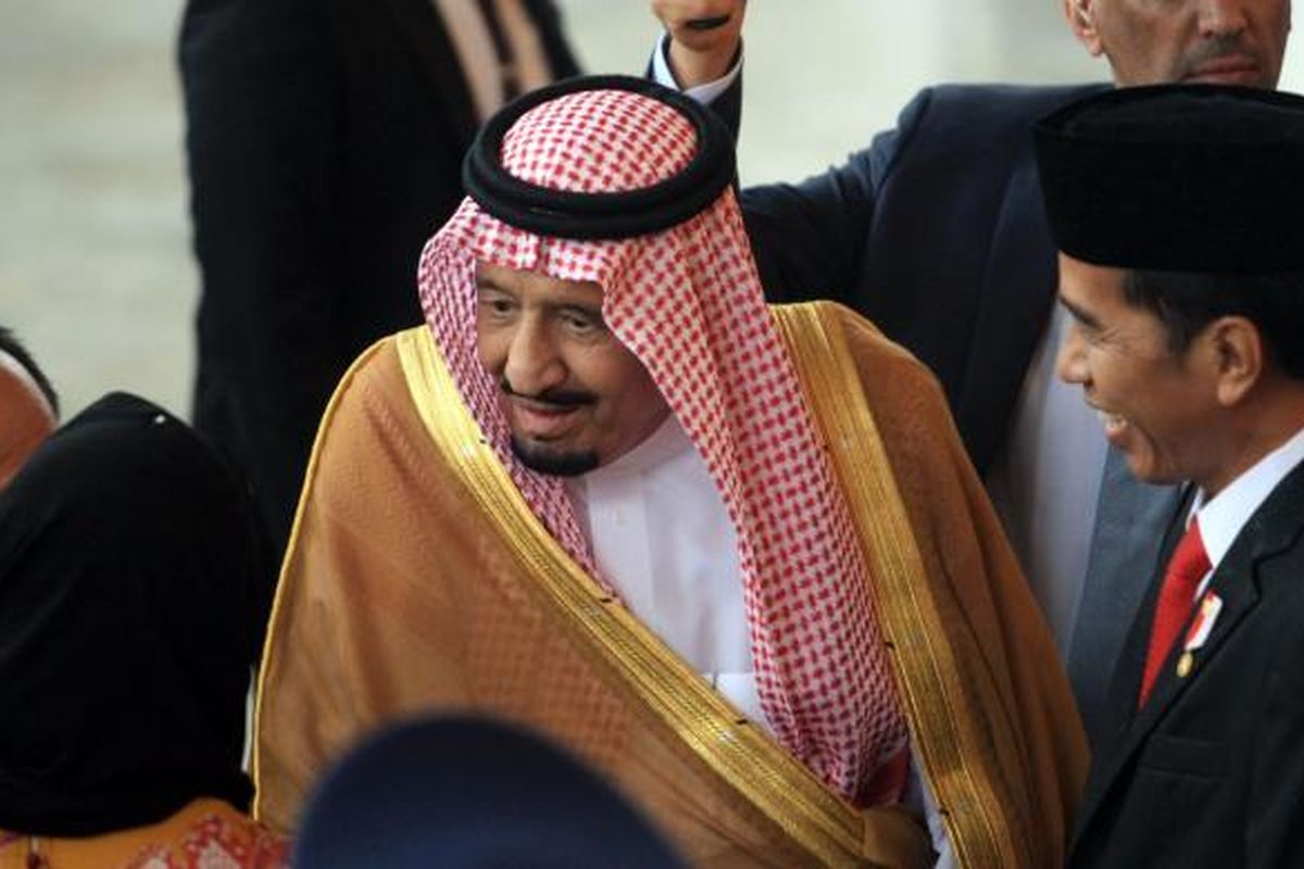 Raja Arab Saudi Salman bin Abdulaziz al-Saud disambut Presiden Joko Widodo di Istana Bogor, Rabu (1/3/2017). Saat tiba, Raja Arab Saudi terlihat menyapa Menteri Koordinator Pembangunan Manusia dan Kebudayaan Puan Maharani.