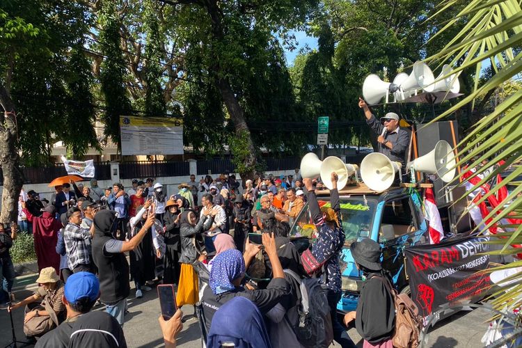 Massa demo di depan kantor Komisi Pemilihan Umum (KPU) RI, Menteng, Jakarta Pusat, Rabu (20/3/2024)