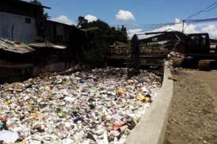 Sebuah eskavator saat tengah melakukan pengerukan sampah di sungai Citepus Kabupaten Bandung beberapa waktu lalu.