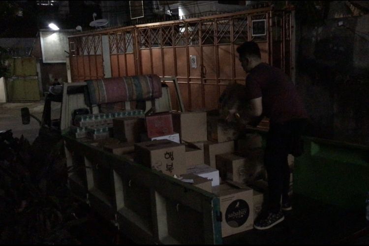 Jajaran Polsek Tebet menyita barang bukti dari dua buah kamar kontrakan yang digunakan sebagai gudang dan tempat transaksi minuman keras tanpa izin di kawasan Karet Kuningan, Setiabudi, Jakarta Selatan pada Selasa (8/9/2021) sekitar pukul 19.00 WIB, 