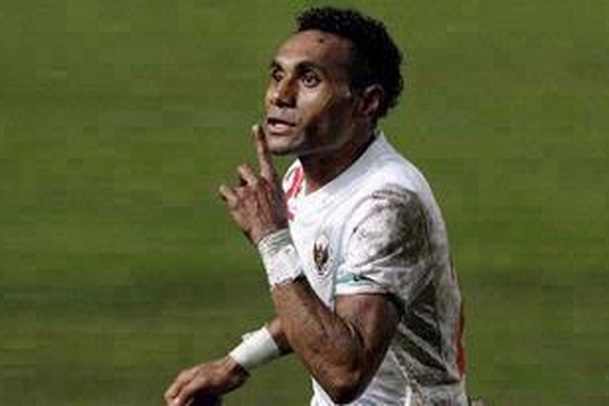Pemain Indonesia, Titus Bonai berselebrasi usai mebobol gawang Vietnam pada pertandingan semifinal SEA Games XXVI di Stadion Utama Gelora Bung Karno, Jakarta, Sabtu (19/11/2011). Indonesia melaju ke final melawan Malaysia setelah menang dengan skor 2-0. 