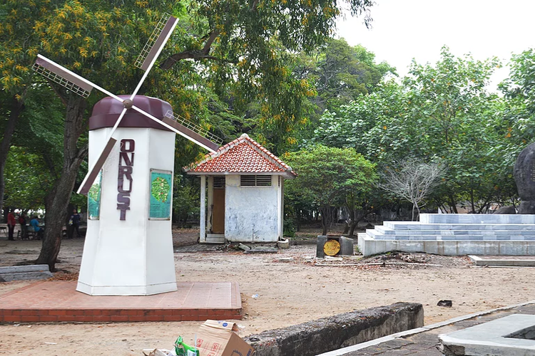 Tugu kincir angin di Pulau Onrust, Kepulauan Seribu