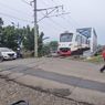 Detik-Detik Mobil Diterjang KRL di  Cengkareng, Sopir Selamat Meski Mobil Ringsek