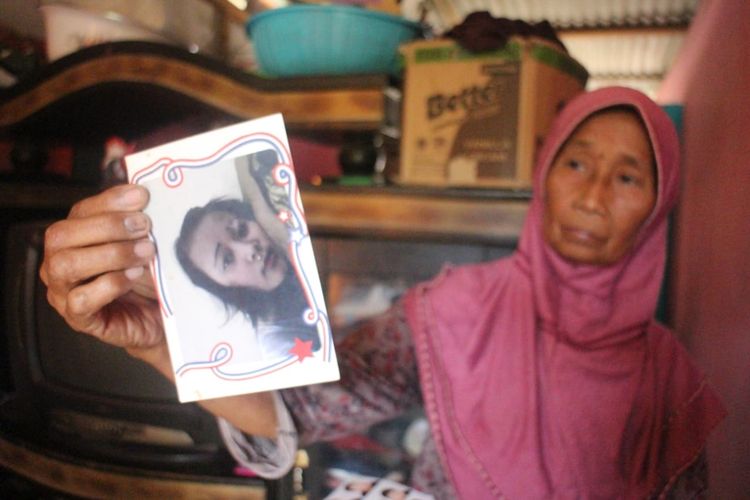 Mutiamah menunjukkan foto Rustia, putrinya yang jadi korban TPPO di Irak, Minggu (13/10/2019).