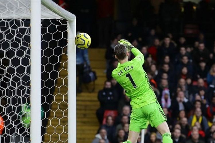 Kiper andalan Manchester United luput menangkap bola dalam laga Watford vs Manchester United pada Minggu (22/12/2019) di Stadion Vicarage Road.