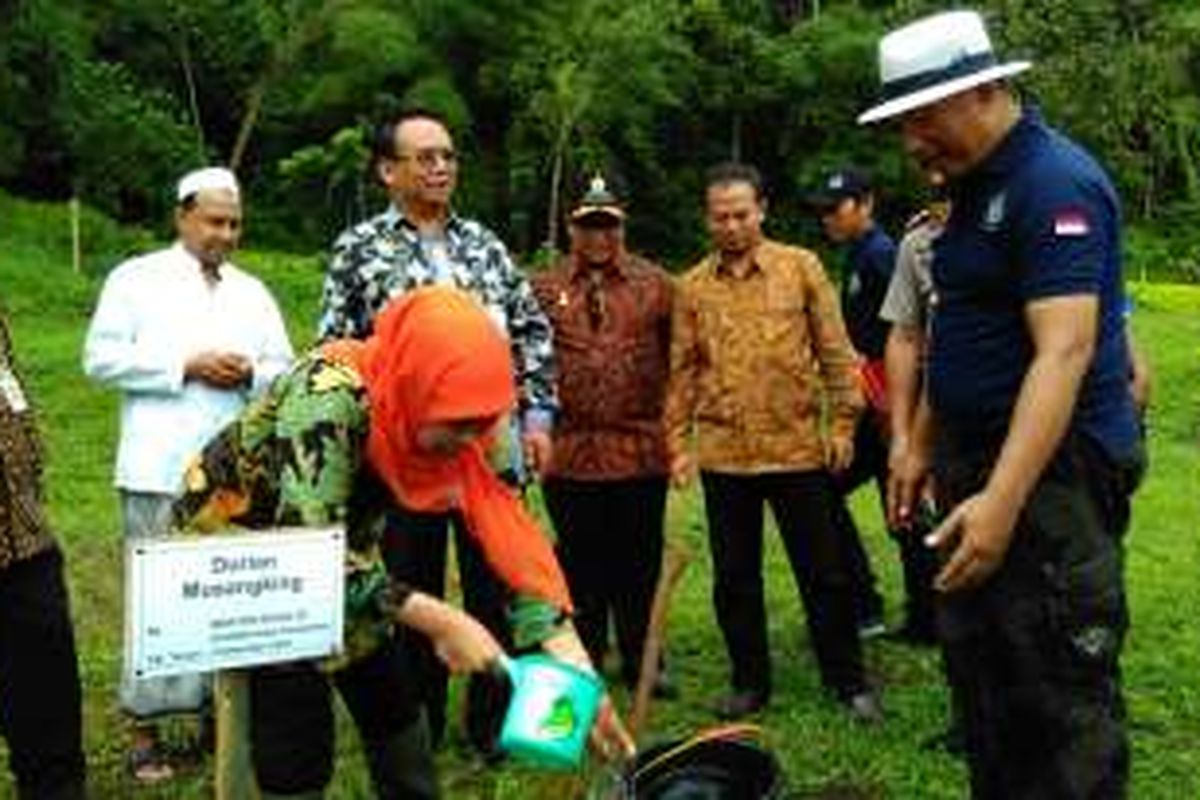 Menteri Sosial Khofifah Indar Parawansa, bersama Ketua Dewan Pembina APTRI, Arum Sabil, Menanam Tiga Ribu Bibit Durian Unggul Musangking, Di City Forest And Farm, Kaliurang, Kecamatan Sumbersari, Jember Jawa Timur, Sabtu (3/12/2016).