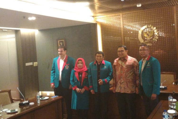 Ketua Umum Partai Idaman Rhoma Irama dan Wakil Ketua DPR Fadli Zon, di Kompleks Parlemen, Senayan, Jakarta, Rabu (24/5/2017).