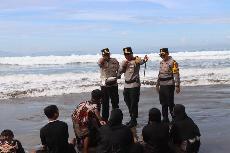 Karakter Ombak Besar dan Arus Kuat Jadi Imbauan Polisi di Laut Sukabumi