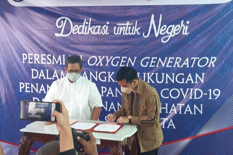 Wali Kota Solo Gibran Rakabuming Raka dan Deputi Gubernur Bank Indonesia Doni Primanto Joewono melakukan penandatangan berita acara serah terima bantuan oksigen generator di RSUD Bung Karno Solo, Sabtu (18/12/2021).