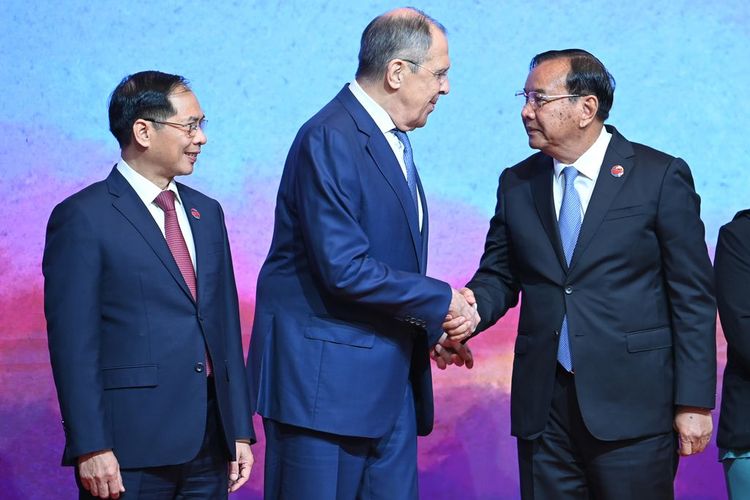 Menteri Luar Negeri Rusia, Sergey Lavrov, dalam pertemuan bilateral dengan Menteri Luar Negeri Retno L. P. Marsudi di Hotel Shangri La, Jakarta Pusat, Kamis (13/7/2023). Pertemuan bilateral itu dilaksanakan di sela-sela ASEAN Ministerial Meeting/Post Ministerial Conference (AMM/PMC) yang berlangsung pada 11-14 Juli 2023.