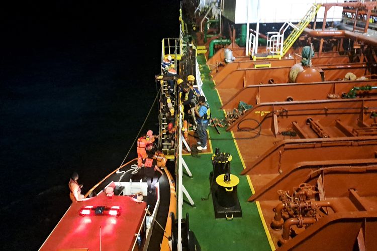 Proses evakuasi awak kapal tanker yang meninggal di perairan laut, Bangka Tengah, Bangka Belitung  Sabtu (10/2/2024) malam.