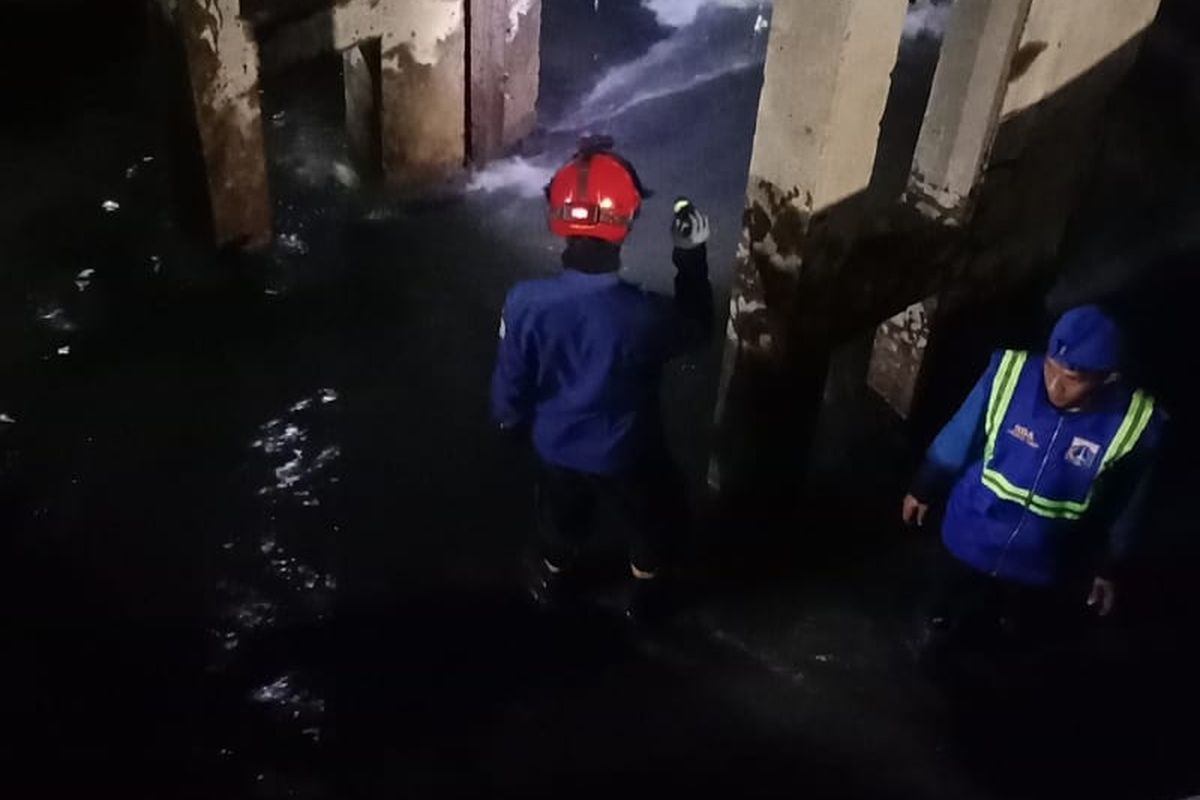 Seorang bocah berusia 13 tahun terbawa arus saat mencari sandalnya di gorong-gorong di Kelurahan Makasar, Kecamatan Makasar, Jakarta Timur, Kamis (30/9/2021) malam.