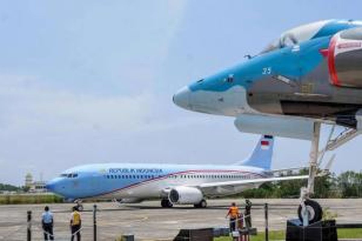 Pesawat Kepresidenan Boeing Business Jett mendarat di Bandara Sultan Iskandar Muda, Blangbintang, 16 April 2014. Pesawat kepresidenan pertama milik Republik Indonesia tersebut melakukan percobaan penerbangan.